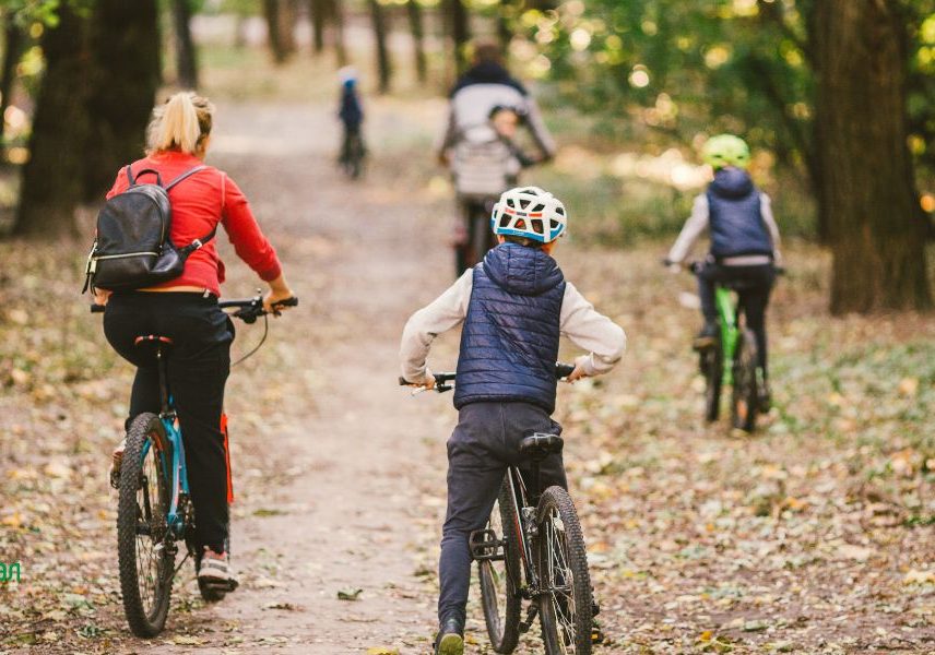 семейни пролетни дейности: каране на колело